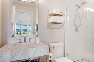 Sea-esta Suite with Ocean Views in Brentwood Bay的一间浴室