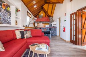 滨海雅尔丁Recanto Jardim Do Mar的客厅配有红色的沙发和桌子