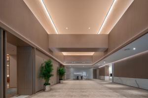 北京北京方恒假日酒店 的办公大厅,设有长长的走廊和天花板