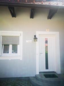 卡特兹奥布萨维Aparthouse Alfa1的白色门和窗户的房子