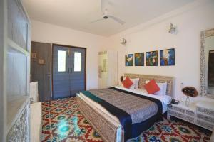 KhawāsaTathastu Pench的一间卧室配有一张床和一个蓝色的门