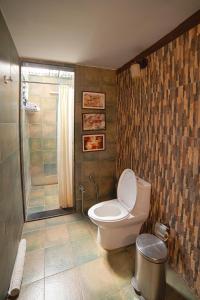 KhawāsaTathastu Pench的一间带卫生间和淋浴的浴室