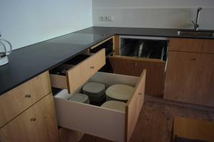 施科佩尔瑙Haus Bianca的厨房配有带卫生间的吧台