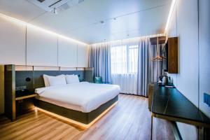 济州市济州琥珀酒店的卧室设有一张白色大床和大窗户