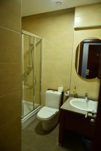 瓦科夫莫斯特酒店的一间浴室