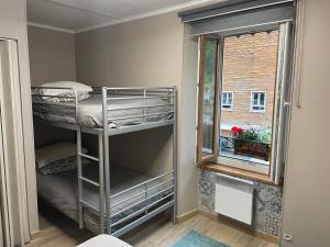 巴里吉斯Les Sorbiers Barèges的小房间设有双层床和窗户