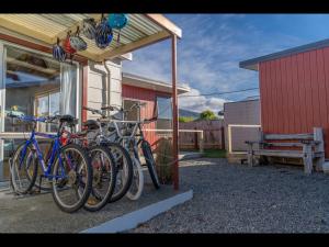 蒂阿瑙Te Anau Holiday Home - Free WIFi - Free Bikes & Kayaks - Short Walk to Lake & Town - Top Views的停在大楼旁边的一群自行车