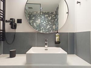约阿尼纳迪奥尼酒店的浴室设有白色水槽和镜子
