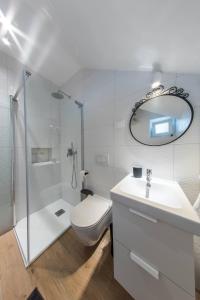 罗维尼Sweet的浴室配有卫生间、盥洗盆和淋浴。
