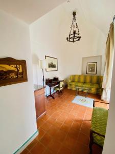 圣安格塔苏德格尔夫欧亚希奥林匹亚黎莱斯酒店的客厅配有沙发和桌子