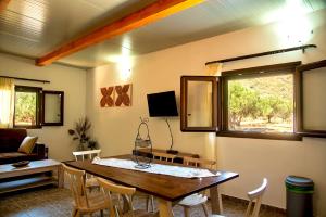 古卡斯特隆flamingo colour valey house的客厅配有木桌和椅子