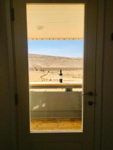 米茨佩·拉蒙פטריוט -יקב ננה的窗外的沙漠