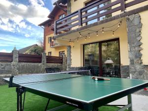 锡纳亚Holiday Home in Sinaia的房屋前的乒乓球桌
