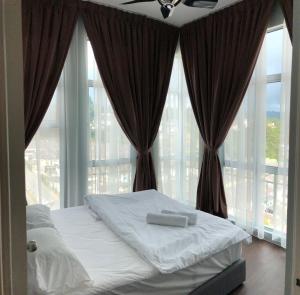 金马仑高原Play Residence at Golden Hills的一间卧室设有一张床和大窗户