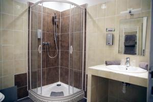 卡瓦永Hotel Toppin的带淋浴和盥洗盆的浴室