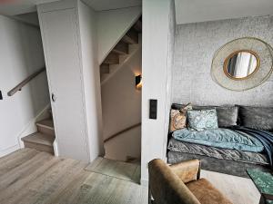 里斯特国王港海滨大道酒店的一间设有一张床的客房和一个带镜子的楼梯