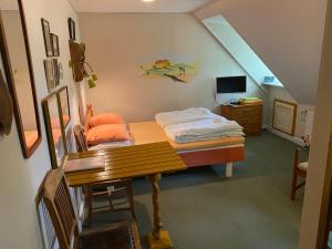 伊斯科博约格梅瑞赫经济型酒店（客房&早餐）的一间卧室配有书桌,卧室内配有一张床