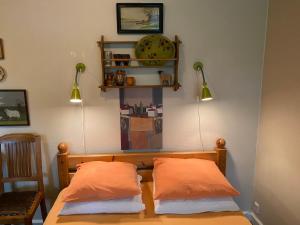 伊斯科博约格梅瑞赫经济型酒店（客房&早餐）的卧室配有2个橙色枕头