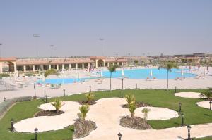 伊斯梅利亚Tolip El Fairouz Hotel的游泳池的景色,那里有游泳的人