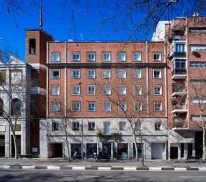 马德里多米西那酒店的城市街道上一座古老的红砖建筑