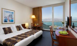 提比里亚太巴列所罗门王酒店的酒店客房设有一张大床和一张书桌