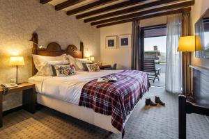 卡尼萨达卡尼卡达歌力思酒店的酒店客房设有一张床和一个阳台。
