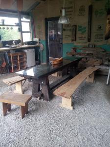 TuamgraneyCastaway Cabin的一张大木桌和长凳