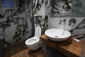卡萨米尔Vila Neli的浴室配有白色卫生间和盥洗盆。