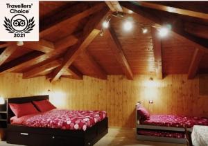 莫尔曼诺B&B Il Ghiro-Country House的木墙客房的两张床