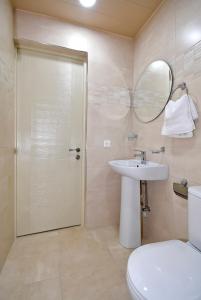 埃里温The Nut Guest House的一间带卫生间、水槽和镜子的浴室