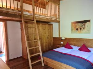布利克森塔勒Das Resort Brixen的一间卧室配有带梯子的双层床