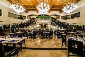 瓦尔恰祖里白沙度假娱乐酒店的一间带桌椅的餐厅,以及楼梯