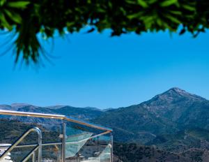 内尔哈托波索查帕瑞尔酒店的从山顶上可欣赏到山脉美景