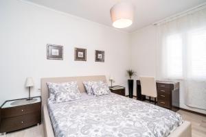 杜布罗夫尼克艾瑞斯公寓的白色卧室配有床和书桌