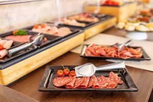 卡拉纳雅达Hotel Paradise Residencial的自助餐,包括不同种类的肉类和其他食物