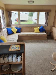 惠特利湾Seahawk Lodge的带沙发和大窗户的客厅