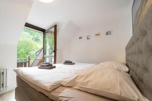 托特瑙Winter-Nest的一间卧室设有一张床和一个大窗户