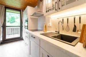 托特瑙Winter-Nest的一个带水槽和大窗户的厨房