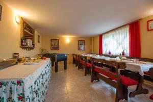 格利查尔Pokoje w Gliczarowie的用餐室配有长桌和红色窗帘