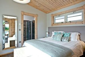 布朗顿Cutterbrough, Great Field Lodges的一间卧室设有一张大床和一个窗户。