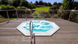 法尔茅斯力推布杜克维恩酒店的木甲板上的热水浴池