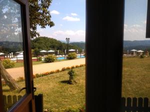 兹拉托格勒Panorama Family Hotel的从公园的窗户欣赏美景