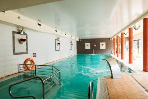 梅斯瓦科维采查塔扎维希亚酒店的一座拥有蓝色海水的室内游泳池