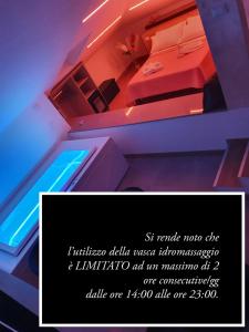 皮佐Asterias Residence的一张海报,供带床和灯的房间使用