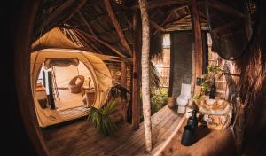 图卢姆Uman Glamping & Cenote Tulum的享有带帐篷的客房的内部景致