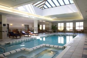 麦迪逊麦迪逊广场酒店的酒店大堂的大型游泳池