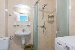 帕莫瑞Turquoise的浴室配有盥洗盆和带镜子的淋浴