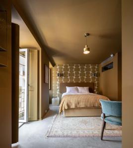 里斯本toctoctoc lisboa的一间卧室设有一张床和砖墙