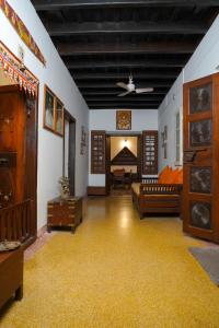 科钦Govindamangalam Homestay的一间大型客房,配有两张床和一间客厅。