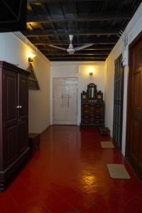 科钦Govindamangalam Homestay的一间空客厅,配有吊扇和一扇门